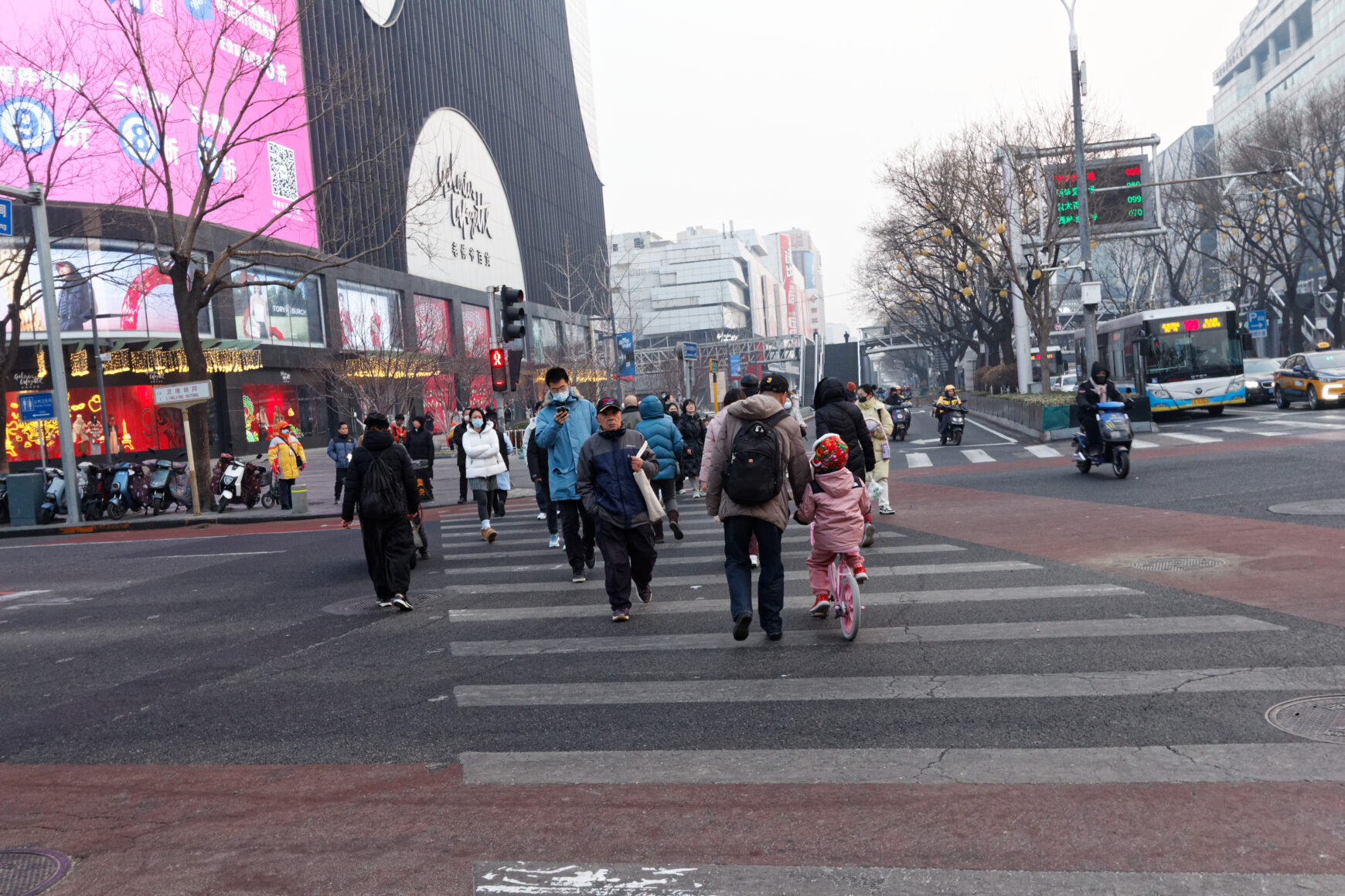 Fußgänger über rote Ampel - China, Peking