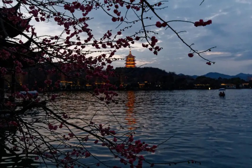 Hangzhou West Lake Aussicht auf beleuchtete Pagode in Dämmerung