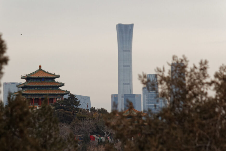 Ausblick auf Peking. Im Kontrast ist ein Tempel und ein Hochhaus.