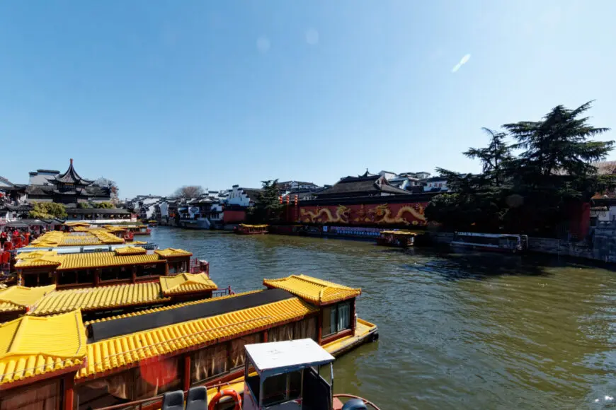 Nanjing Aussicht auf Boote mit goldenen Dächern