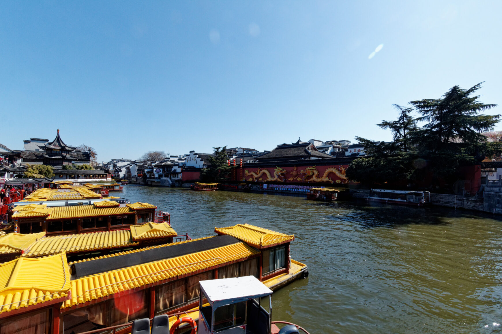 Nanjing Aussicht auf Boote mit goldenen Dächern